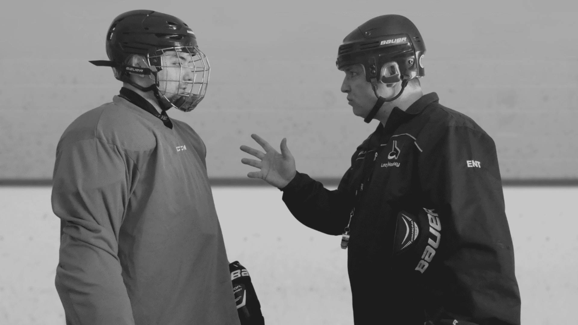 Steve Lauzon qui explique un jeu à un joueur pendant une pratique